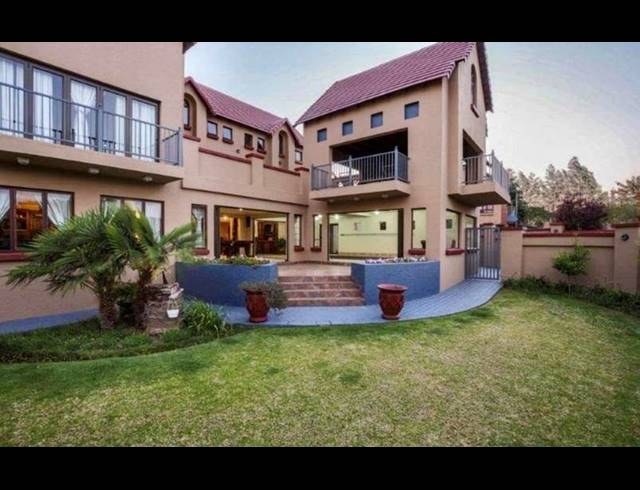 6 BEDROOM HOUSE FOR SALE IN MIDSTREAM ESTATE